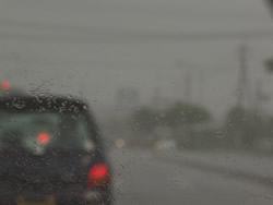 信号待ち中に凄い雨、視界が悪い
