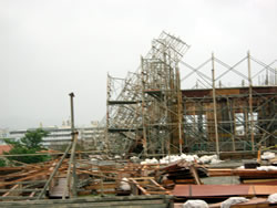 倒れた建築現場